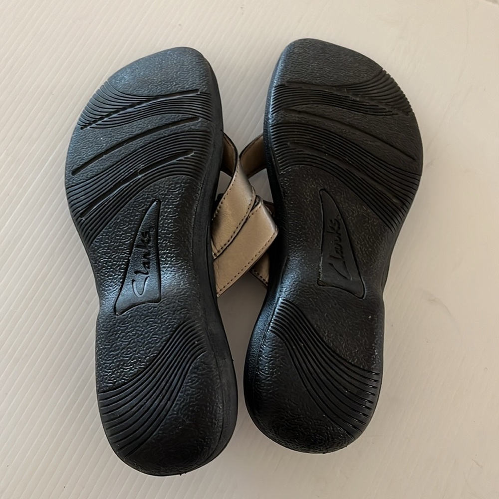 Clarks Cloudsteppers Metallic Taupe Adjustable Hook Flip Flop Sandals 7 - Picture 10 of 11